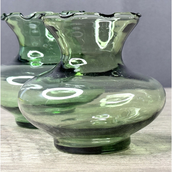 Pair Anchor Hocking Emerald Green Glass Ruffled Edge Vase 2135B - Picture 1 of 5